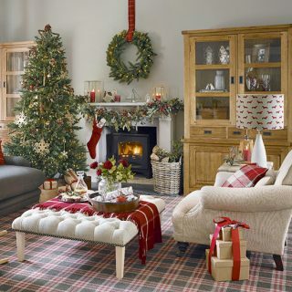 ห้องนั่งเล่นคริสต์มาสสีแดงและสีขาวพร้อมพรมตาหมากรุก