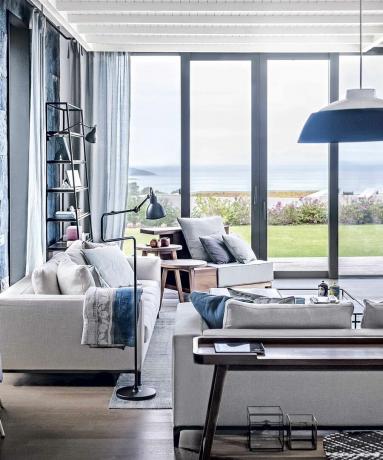 Modrá obývačka s dvojitými skladacími dverami od podlahy k stropu do záhrady