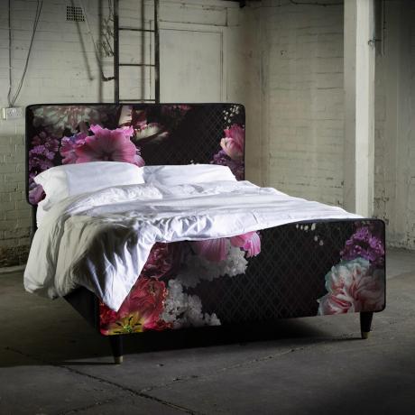 Tidur di tempat tidur di atas bunga dengan tempat tidur Laurence Llewelyn-Bowen baru yang glamor