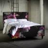 Miegokite ant lovos ant gėlių su glam nauja Laurence Llewelyn-Bowen lova