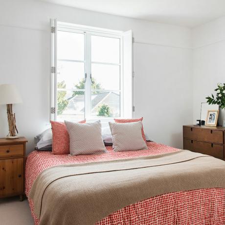 Apskatiet apkārt šo gaišo un moderno četru gultu lauku māju Devonas galvenajā gultā