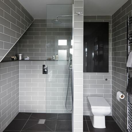 Mała łazienka z kabiną prysznicową z kabiną prysznicową ze ścianą działową?