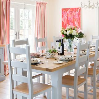 Salle à manger blanche aux accents roses et oranges | Idées de décoration de cuisine | Belles cuisines | Housetohome.fr