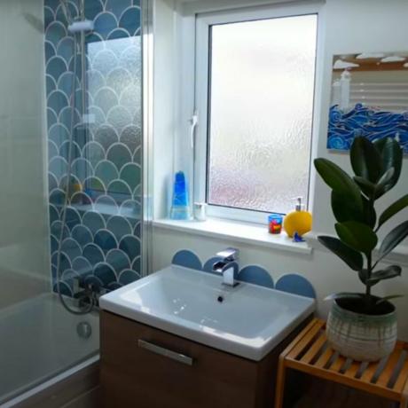 baño de estilo marroquí con azulejos de escamas de pescado azul y lavabo