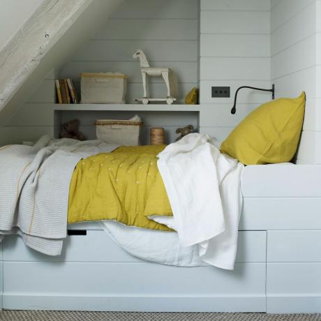 camera da letto con mobili incorporati, ripostiglio