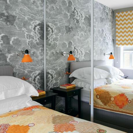 s dan lampu dinding oranye dan wallpaper bermotif awan