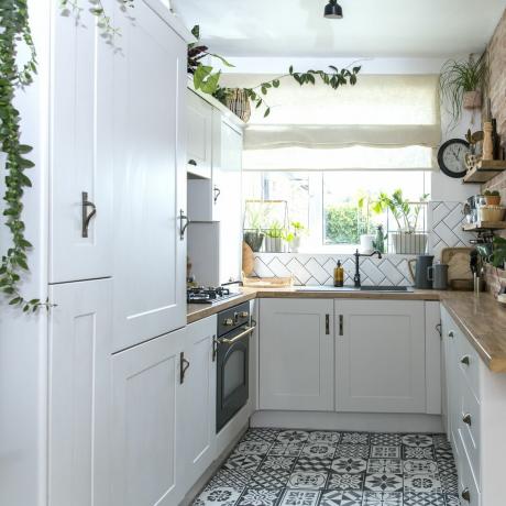 biela šejkrová kuchyňa s patchworkovou dlažbou