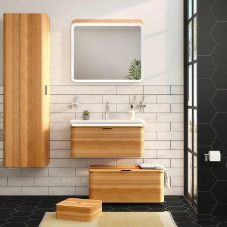 vannas istaba ar sienas skapi un koka glabātuvi