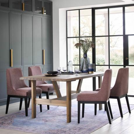 Jadalnia z prostokątnym stołem i tapicerowanymi krzesłami