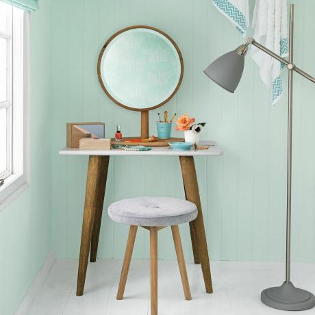 toaletna mizica s taburejem in ogledalom ter prostor za shranjevanje ličil