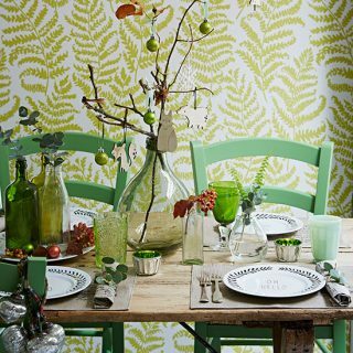 غرفة طعام عيد الميلاد الخضراء على طراز الغابات | تزيين غرفة الطعام | منازل الريف والديكورات الداخلية | Housetohome.co.uk
