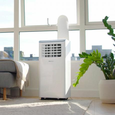 Un acondicionador de aire portátil que se ventila por una ventana