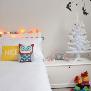غرفة نوم احتفالية بيضاء للاطفال | أفكار تزيين تقليدية | ستايل في المنزل | Housetohome.co.uk