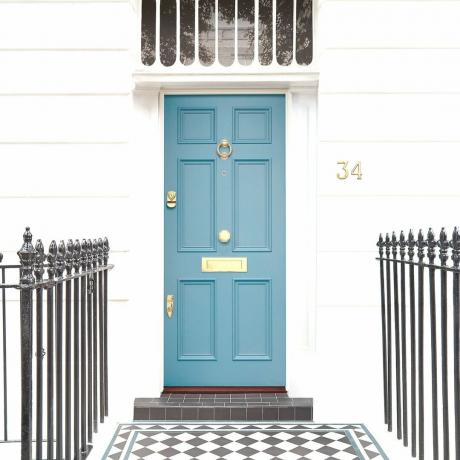 blå georgisk dörr i vitkalkade georgiska hem