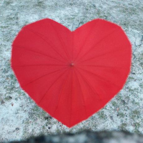 Sälj-out John Lewis julannons hjärtformade paraply finns tillbaka i lager i eftermiddag