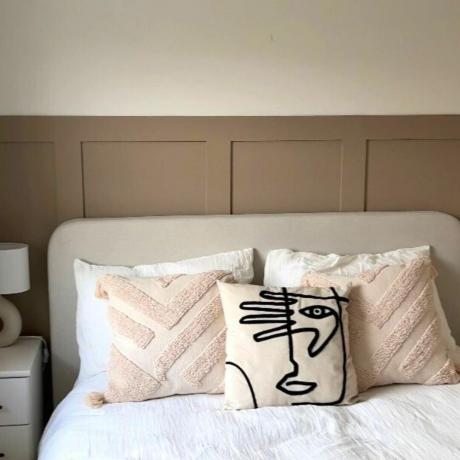 makuuhuoneen muutos vaaleanpunaisilla seinäpaneeleilla ja tyynyillä