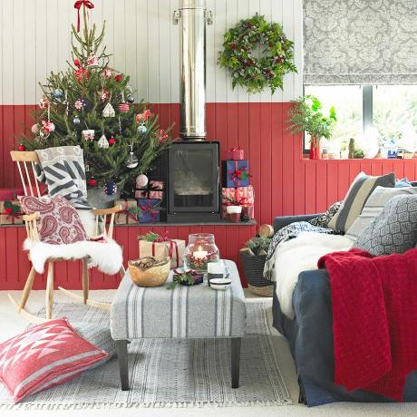 Landelijke woonkamer met kerstboom en wollen plaids