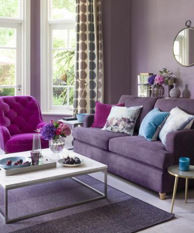 Prachovo-purpurová obývačka