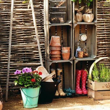 Rechizite de grădinărit și articole de lux în depozitul de grădină în aer liber