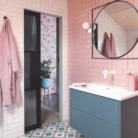 rožinis vonios kambarys su plūduriuojančia kosmetine