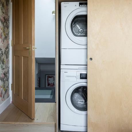 Lavadora y secadora almacenadas verticalmente en un armario