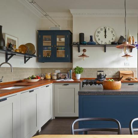 Cremekøkken med blå køkkenø