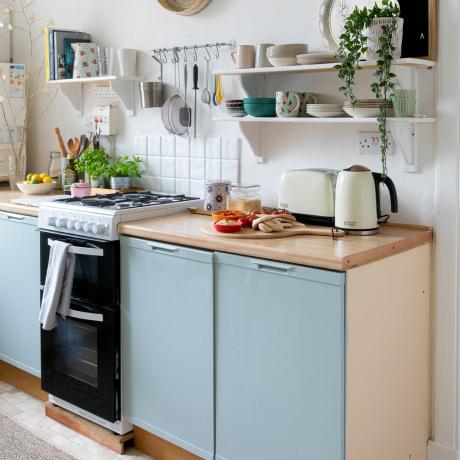 cozinha branca com armários azul claro
