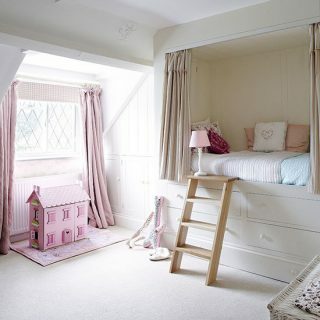 Sypialnia dziewczynki w kolorze biało-różowym z łóżkiem w pudełku | Dekorowanie pokoju dziecięcego | Domy i wnętrza wiejskie | Housetohome.co.uk