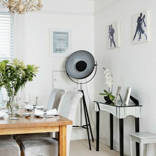 მონოქრომული სასადილო ოთახი ჰოლივუდის გლამურული | სასადილო ოთახის გაფორმება | 25 ლამაზი სახლი | Housetohome.co.uk