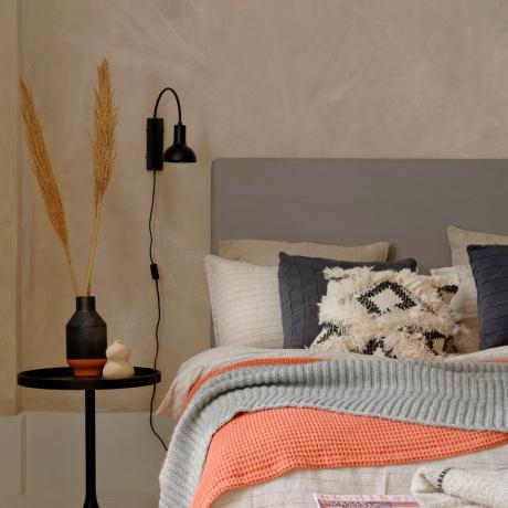 neitrāla guļamistaba ar teksturētām krāsotām sienām