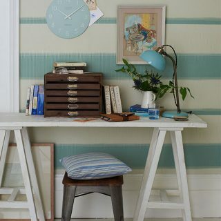 Bureau à domicile de style champêtre avec papier peint à rayures bleues | Décoration de bureau à domicile | Maisons de campagne et intérieurs | Housetohome.fr