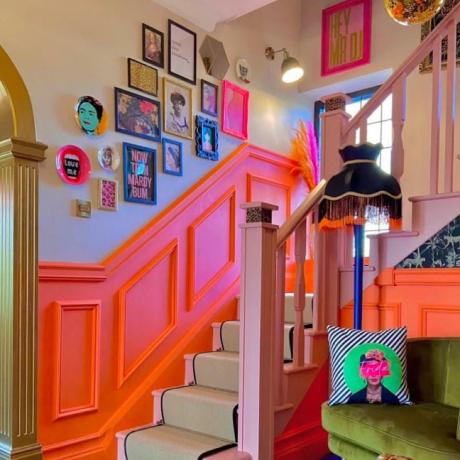 Denne farverige hallway makeover giver et fedt første indtryk