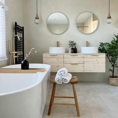 japani-tyylinen kylpyhuone, jossa valkoinen kylpyamme, kaksoisallas ja mikrosementtiseinä