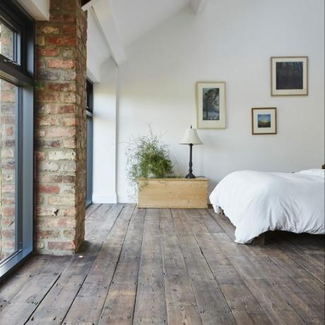 hädas originaalsed põrandalauad suures magamistoas