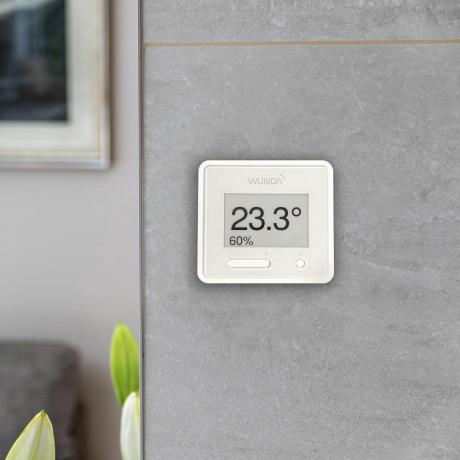 digital termostat på grå vegg