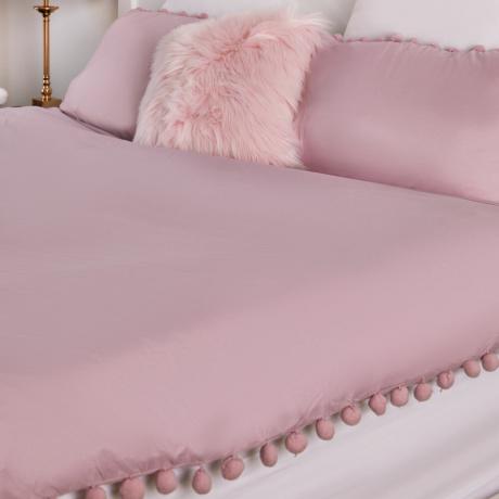 PrettyLittlethings.com pink pom pom sengetøj