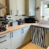 DIYer deu a uma cozinha datada uma reforma sonhadora de verde sábio por menos de £ 200