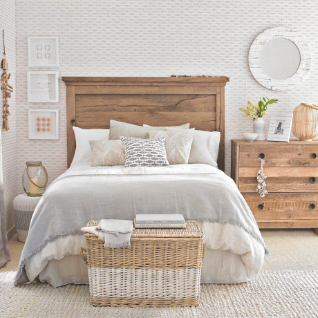 Bela spalnica z lesenim pohištvom