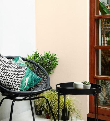 Hoe een buitenmuur te schilderen met neutrale muren en een tafel en stoel