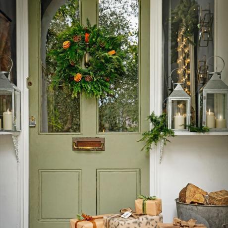 אנחנו אוהבים את תצוגת דלת הכניסה לחג המולד של סטייסי סולומון