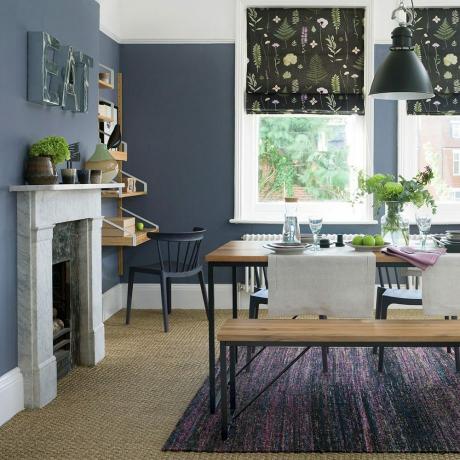 Djupblå-matsal-med-bänkar-och-blommig-persienner