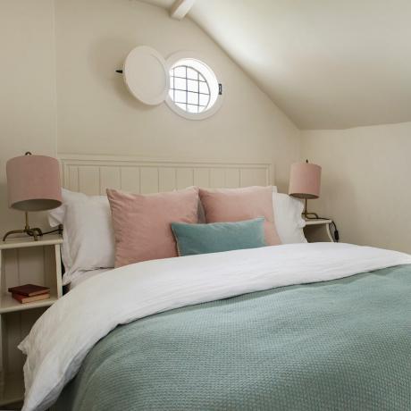 400-vuotias olkikattoinen mökki Cornwallin makuuhuoneessa