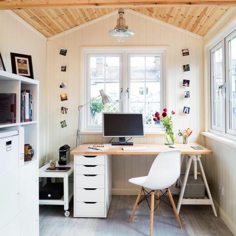 Домашний офис в садовой комнате со стеновыми панелями