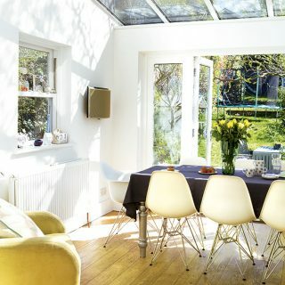 Ekstensi ruang makan putih dengan atap kaca