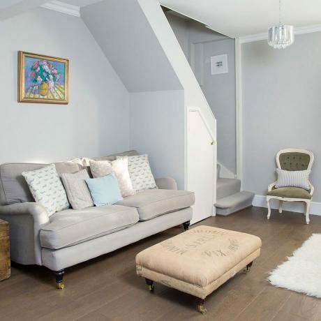 Siva dnevna soba s otrcanim elegantnim namještajem