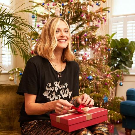 eBay のクリスマス編集に出演したフィアーン・コットンさん、自宅のクリスマスツリーの前に座っていました