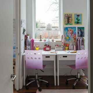 ピンクの座席が付いている白い子供のプレイルーム| 寝室の装飾| Livingetc | Housetohome.co.uk
