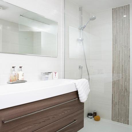 Ta en titt-runt-denna-scandi-minimalistiska-lager-lägenhet-i-Manchester-bad