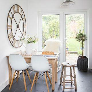 თეთრი თანამედროვე სასადილო ოთახი eames სტილის სკამებით | სასადილო ოთახის გაფორმება | სტილი სახლში | Housetohome.co.uk