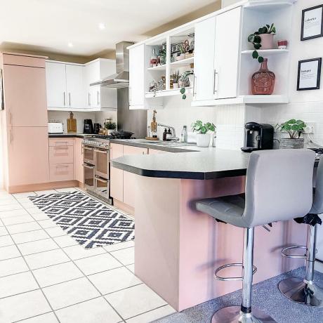 프렌치 페인트는 이 둔한 주방을 현대적이고 다채로운 안식처로 탈바꿈시켰습니다.